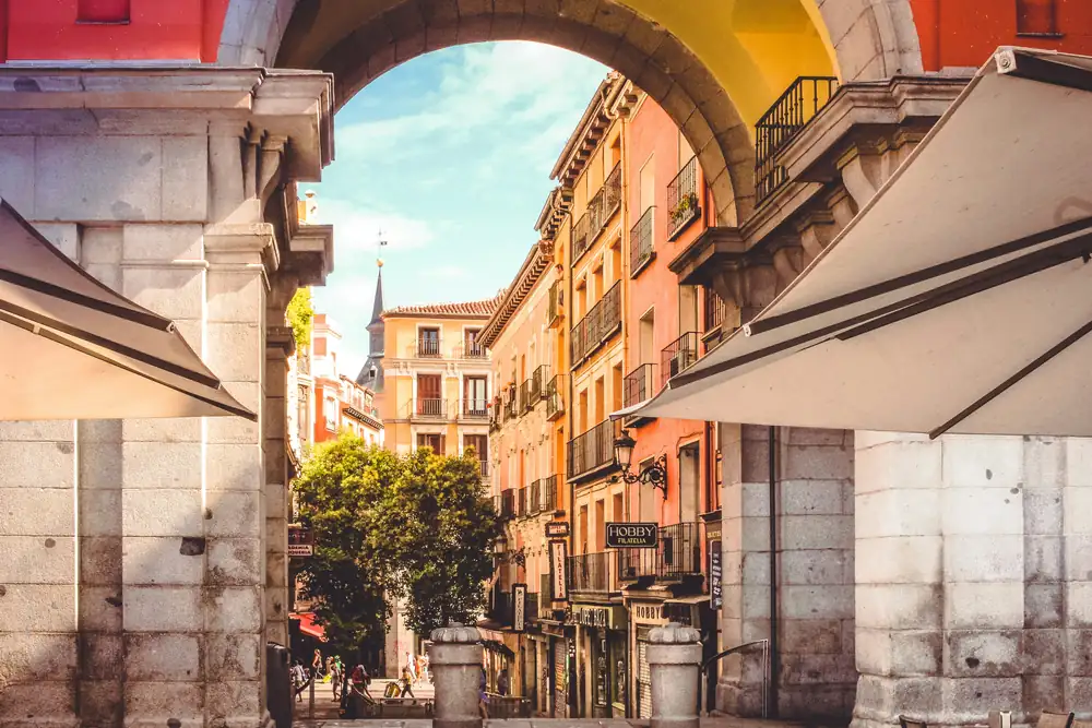 Zonnige straat in een Spaanse binnenstad